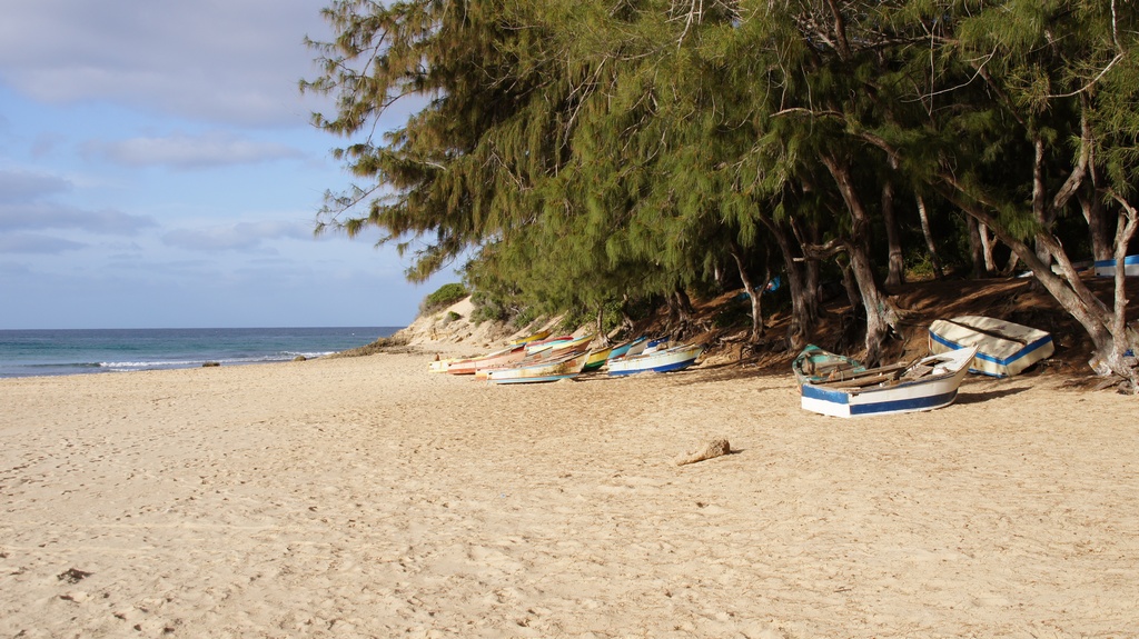 Kleine Boote am Strand